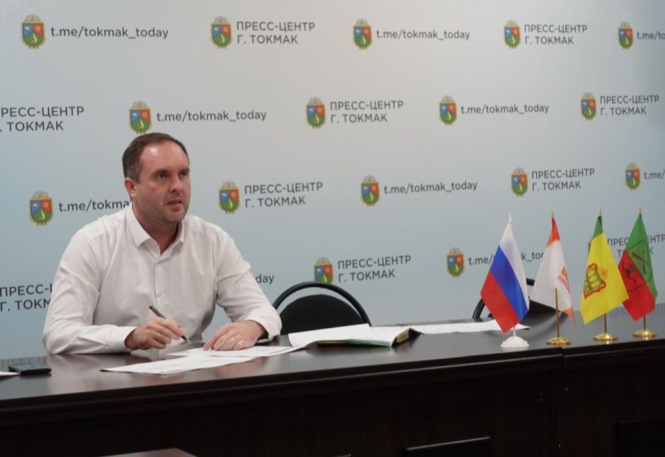 Глава Токмакского муниципального округа Александр Калмыков провел еженедельное рабочее совещание, в котором приняли участие заместители и советник Главы, начальники отделов Администрации, заведующие территориальными...