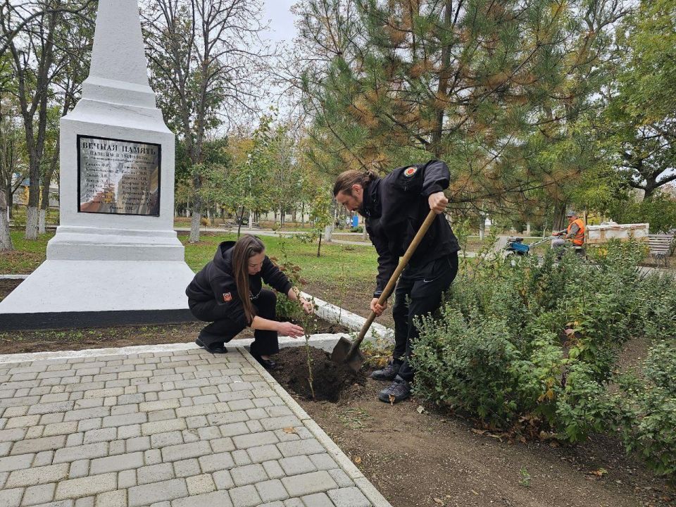 "Помним! Чтим! Гордимся!": приморцы высади деревья ко Дню отца