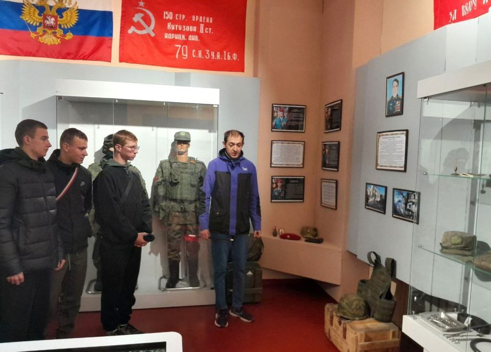 В Токмакском краеведческом музее для студентов Молочанского много профильного центра ПТО провели тематическую экскурсию, приуроченную ко Дню отца