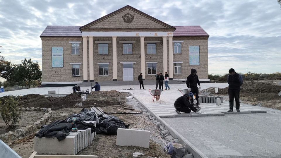 При поддержке Ярославской области в Акимовском муниципальном округе завершается обустройство современной спортивно-игровой площадки на территории Дома культуры в селе Новоданиловка