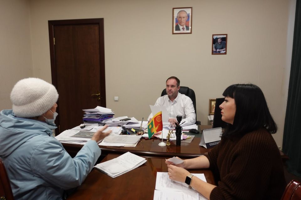 Глава Токмакского муниципального округа Александр Калмыков провел личный прием граждан