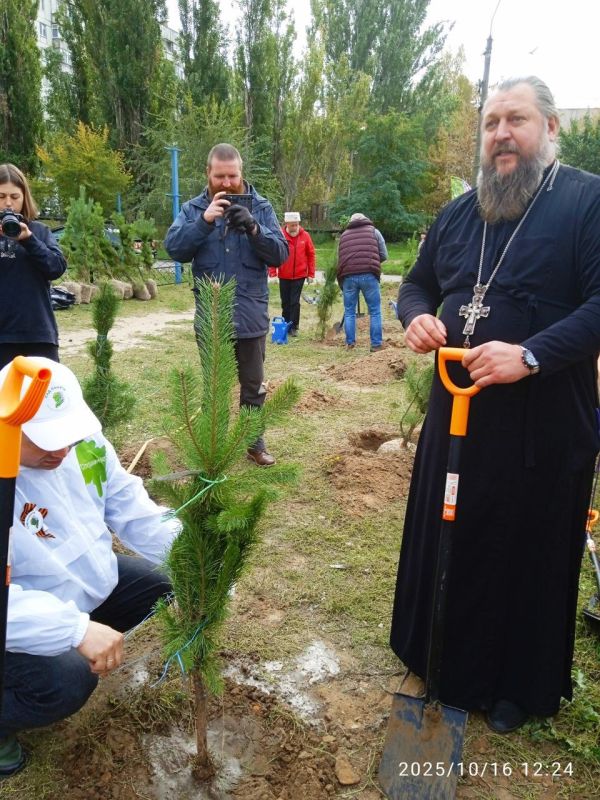 Героям – зеленую аллею.. Казаки Акимовского куреня со своими семьями приняли участие в акции по высадке деревьев