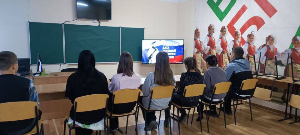 Руководители Инзовского сельского клуба продолжают знакомить подрастающее поколение с наиболее значимыми событиями и датами отечественной истории