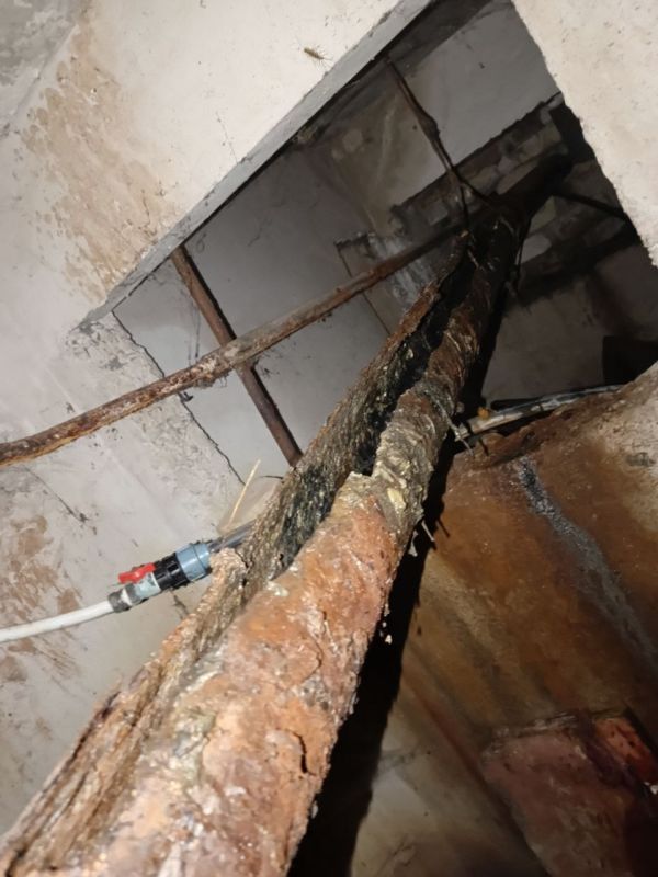 Работники МУБ «Благоустройство-Васильевка» произвели замену обветшавшей трубы слива канализации в доме № 8 по улице 40 лет Победы города Васильевка