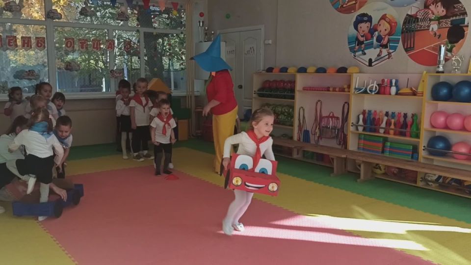 В детском саду №7 «Теремок» г.Днепрорудное в группах "Пчелки" и "Бусинки" прошел яркий спортивный праздник, посвященный Дню пап!