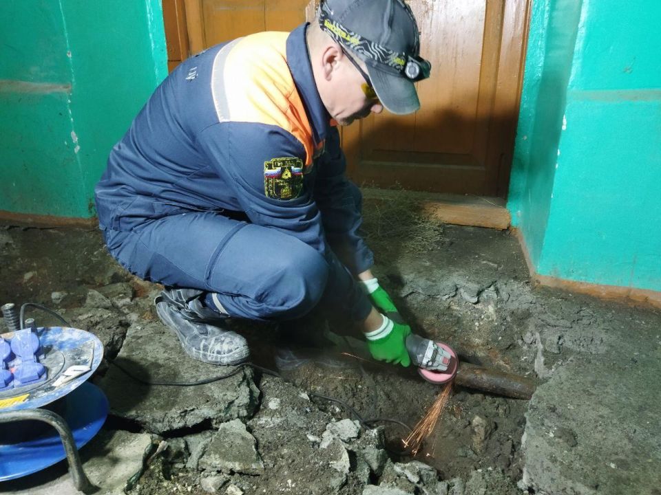 Порыв теплосети на улице Ленина в Токмаке устраняет пензенская бригада