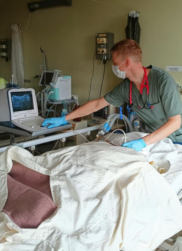 В Приморской ЦРБ врач из Мурманска помогает внедрять переносной УЗИ-аппарат