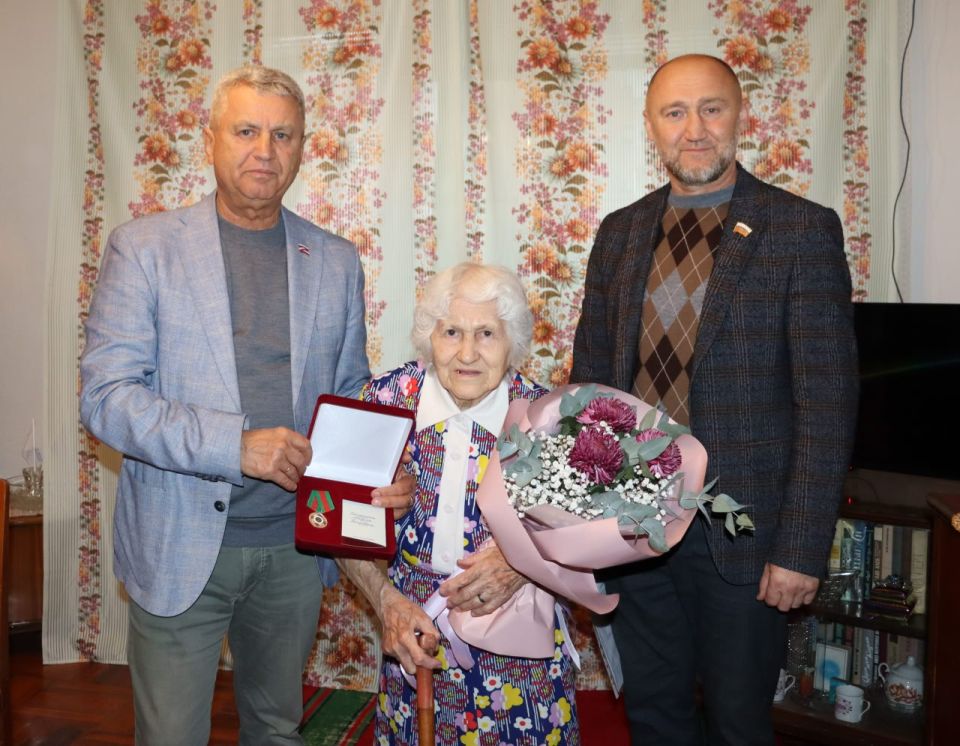 Виктор Емельяненко: В преддверии Дня освобождения Мелитополя навестил ветерана труда Марию Чаплыгину