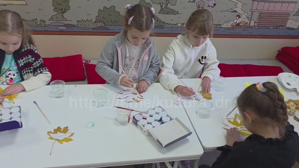 В Детском музейном центре ДК "Горняк" города Днепрорудное старшая группа кружка прикладного и декоративного творчества "Лисёнки" активно готовится к выставке ко Дню Народного Единства!