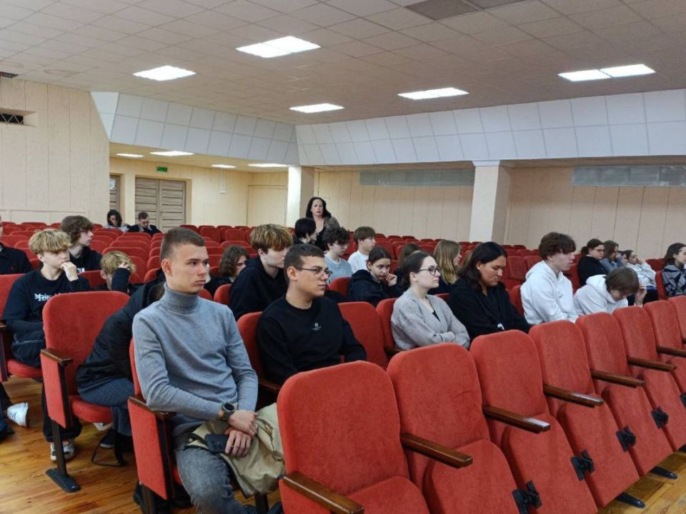 В рамках общероссийской акции «Призывник – защитник Отечества» сотрудники Следственного комитета РФ провели профилактическую беседу с молодыми людьми, достигшими возраста первоначальной постановки на воинский учёт