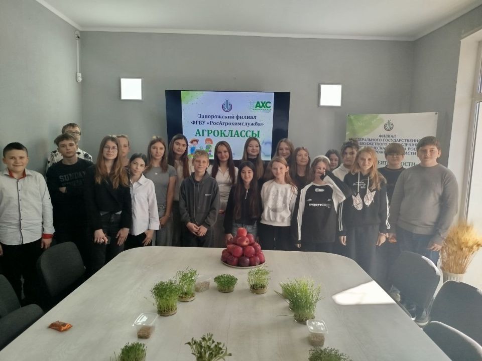 Сегодня, 22 октября, учащиеся агрокласса ГБУ ОО ЗО «Акимовская СОШ №27 им. Г.И. Бояринова» отправились на экскурсию в Федеральное государственное бюджетное учреждение «Агрохимическая служба России» Запорожской области
