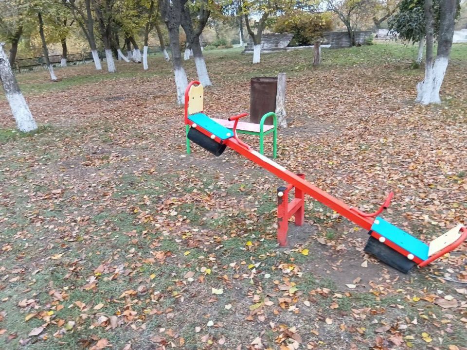 У сотрудников МБУ "Парки и скверы" с приходом осени прибавилось хлопот