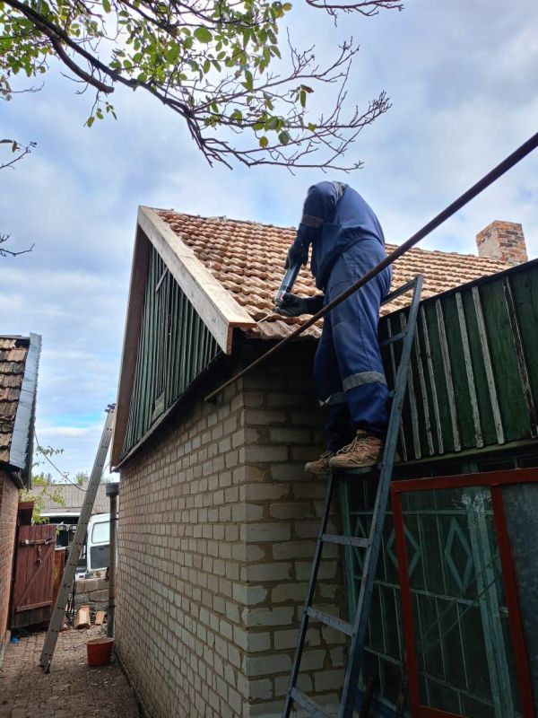 Специалисты из Ингушетии помогли отремонтировать дом 90-летней жительницы Молочанска