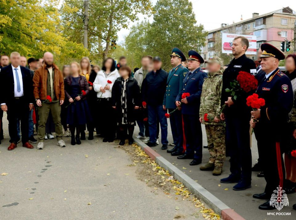 Сотрудники МЧС России почтили память военных корреспондентов