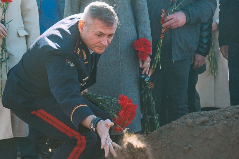 В селе Мордвиновка Запорожской области, на территории мемориального комплекса "Линия Вотан", прошла траурная церемония, посвященная перезахоронению останков солдат Советской армии, отдавших свои жизни, защищая Мелитополь в годы Великой Отечественной войны