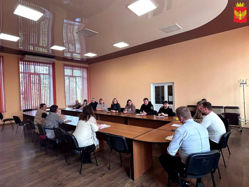 В четверг, 23 октября, в малом зале администрации Приморского муниципалитета состоялась встреча ведущих инспекторов сел округа с заместителем главы по вопросам ЖКХ, транспорта и архитектуры Александром Галием