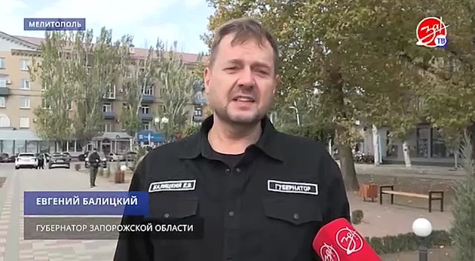 У стелы «Город воинской славы» на Братском кладбище состоялась торжественная церемония возложения цветов