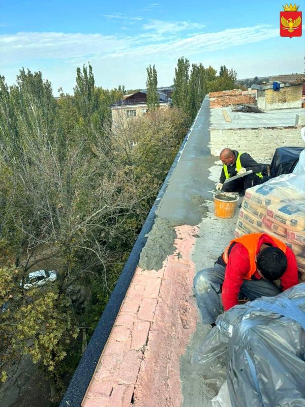 В Приморске продолжаются ремонты кровель многоквартирных домов, которые включены в адресную региональную программу капитального ремонта общего имущества в многоквартирных домах Запорожской области на 2024-2026 годы