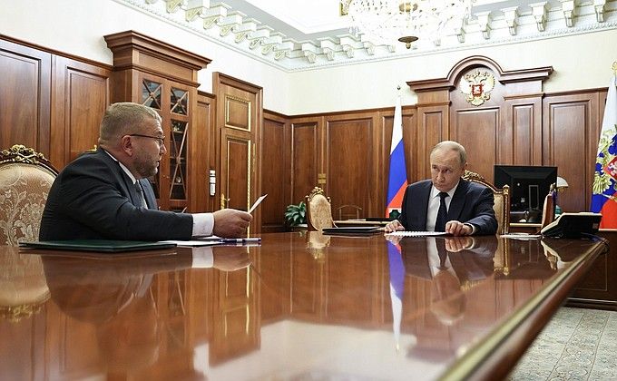 В преддверии Дня таможенника Владимир Путин провёл рабочую встречу с руководителем ФТС Валерием Пикалёвым