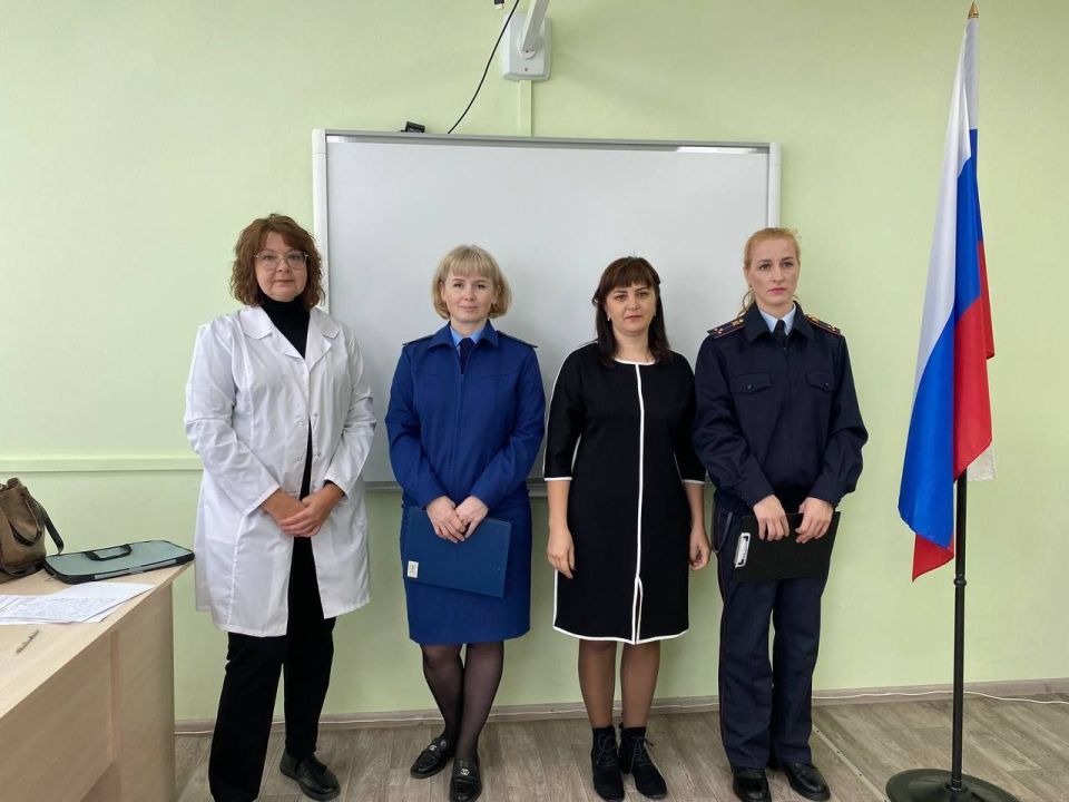 Прокуратура Приморского района в рамках работы по правовому просвещению совместно с представителями комиссии по делам несовершеннолетних и защите их прав муниципального округа, отдела полиции «Приморский» ОМВД «Бердянский» и...