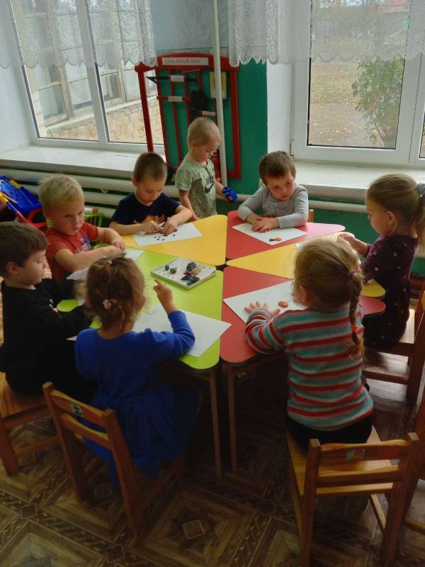 ФОТО ДНЯ. Малыши Партизанского детского сада примеряли на себя роль дизайнера интерьера! Ребята с увлечением создавали из деталей конструктора мебель для кукольного домика, в процессе закрепляя в памяти правильные названия...