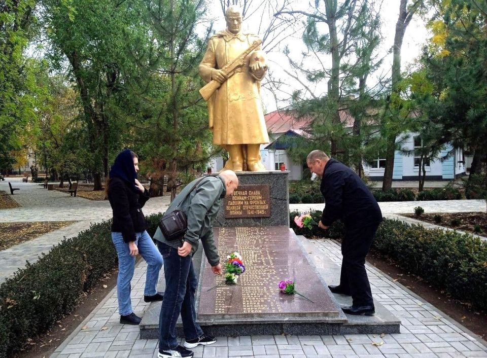 Не забудем подвиг героев!. Сегодня, в 82-ю годовщину освобождения Токмакского района, сотрудники городского Дома культуры возложили цветы к Братской могиле советских воинов