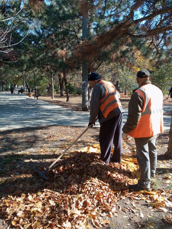 Сотрудники МУП УК «Контакт» ежедневно выполняют работы по благоустройству и уборке территории муниципального округа