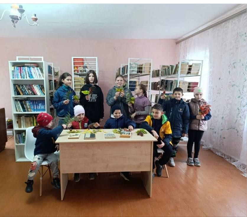 24 октября сотрудники Мануйловского сельского клуба устроили для ребят увлекательный День сказки, который включал в себя обязательный поход в библиотеку
