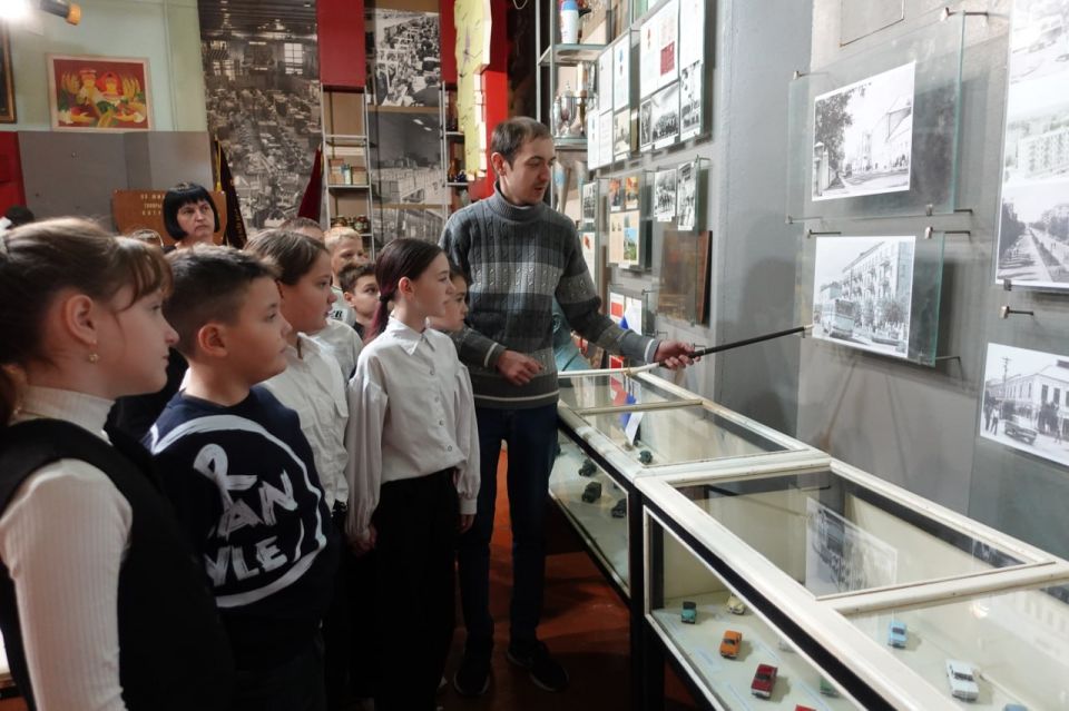 В краеведческом музее ко Дню автомобилиста открыта выставка моделей автомобилей «Автолегенды СССР»