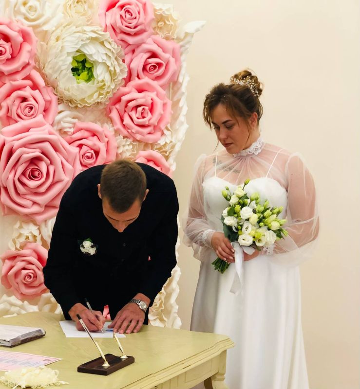 В этот особенный день, 25 октября 2025 года, в территориальном отделе ЗАГС города Бердянск и Бердянского района Управления ЗАГС Запорожской области царила атмосфера счастья и любви