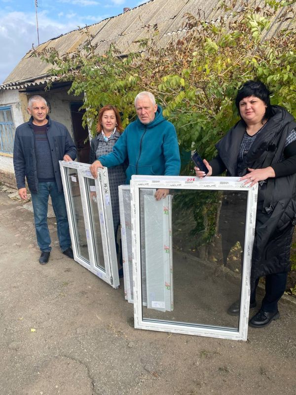 Депутаты Токмакского окружного совета от «Единой России» помогли пенсионерке в приобретении стеклопакетов