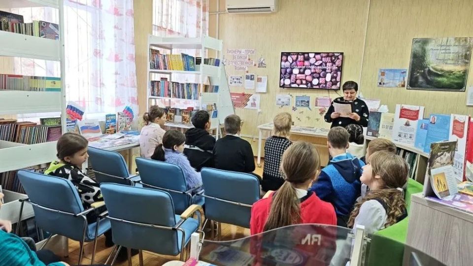 Красивый фантик облачает, Во рту сладка и вкусно тает