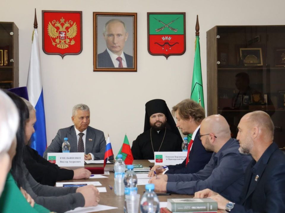 Виктор Емельяненко: Провел учредительное собрание регионального отделения Всемирного русского народного собора — организации, которая призвана объединить наши силы для сохранения культурных традиций и духовных ценностей