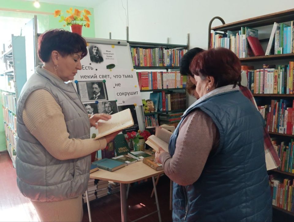 В Новогоровской сельской библиотеке-филиале организована книжная выставка «Есть некий свет, что тьма не сокрушит…»