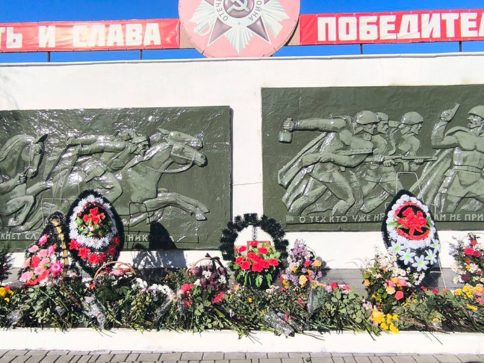 Алёна Трокай: Торжественное возложение цветов в День освобождения пгт Веселое