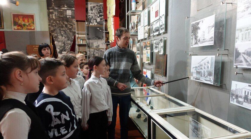 Выставку моделей автомобилей «Автолегенды СССР» открыли в Токмаке