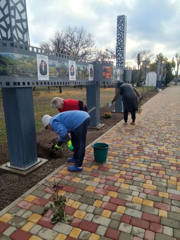 Ко Дню освобождения Акимовского района от немецко-фашистских захватчиков коммунисты Акимовской партийной организации КПРФ провели субботник и высадили на Алее Славы в центральном парке алые розы и красные тюльпаны