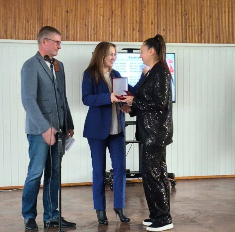 Алёна Трокай: 25 октября совместно с Главой Веселовского муниципального округа Гагариновым Игорем Александровичем наградили сотрудников, внесших вклад в организацию мероприятий на территории Запорожской области, посвящённых...