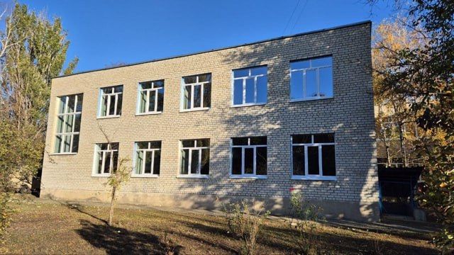 Пензенцы смонтировали подоконники, отливы и откосы в Детской школе искусств Токмака