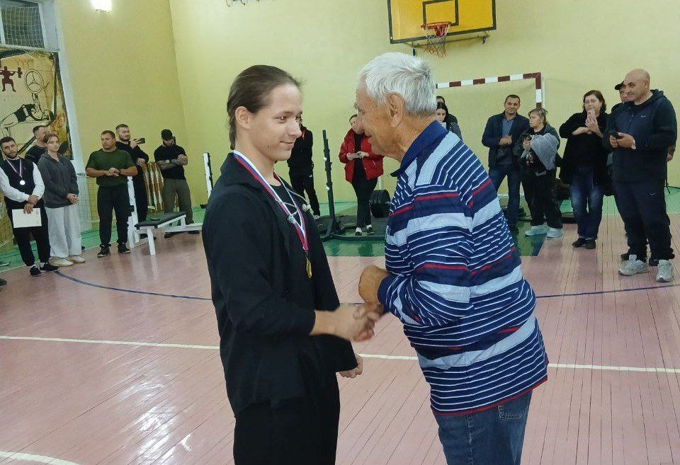 В поселке Весёлое состоялся открытый турнир по пауэрлифтингу, посвященный памяти мастера спорта по пауэрлифтингу и участника специальной военной операции Антона Анатольевича Спиридонова