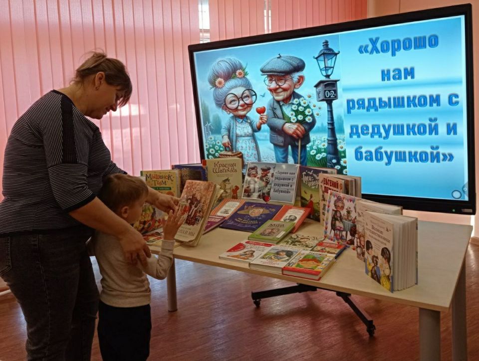 28 октября в России отмечается День бабушек и дедушек, приуроченный к древнему славянскому празднику «Осенние Деды», который символизировал почитание предков и укрепление связи между поколениями