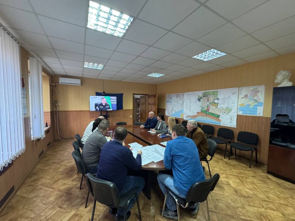 Глава администрации Приморского муниципального округа Владимир Прокопенко, его заместитель Андрей Козменко и представители отделов администрации присоединились к прямой линии Губернатора Запорожской области Евгения Балицкого