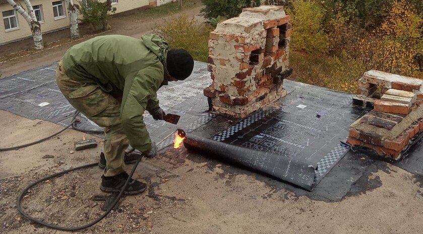 Шефы из Ингушетии отремонтировали кровлю многоквартирного дома в Молочанске