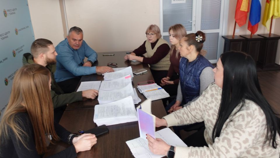 В администрации Токмакского муниципального округа состоялось заседание комиссии по предоставлению безвозмездной гуманитарной помощи гражданам, оказавшимся в тяжелой жизненной ситуации