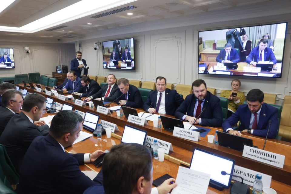 Дмитрий Ворона: Вчера во время заседания комитета СФ по экономической политике состоялся диалог с Генеральным директором, председателем правления ПАО "Россети" Андреем Валерьевичем Рюминым, а также с Генеральным директором...