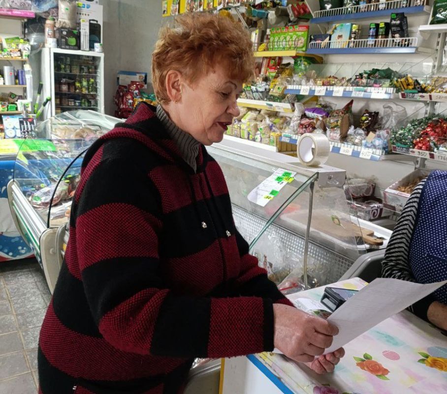 В рамках проекта «Синий ценник» проведен мониторинг социальных цен в торговых точках сельских поселений Токмакского муниципального округа