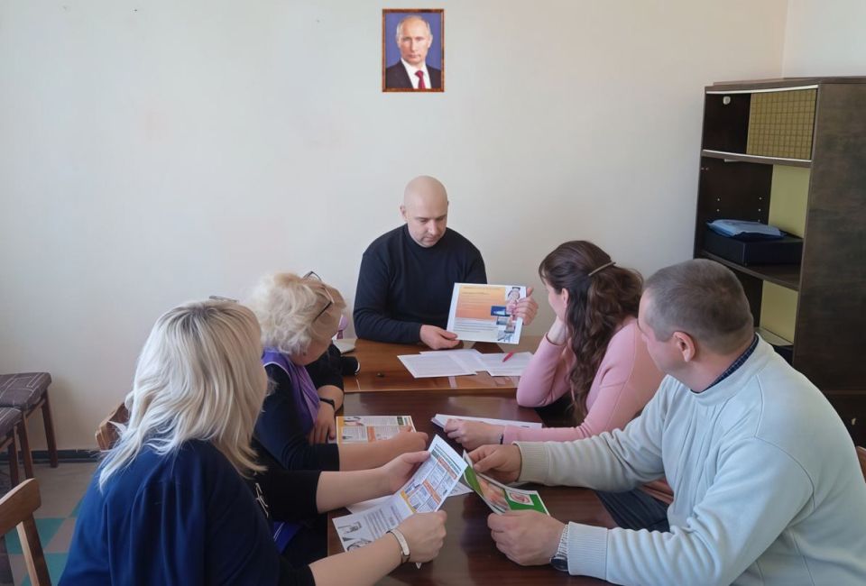 В Токмакском городском Доме культуры прошел информационный час для сотрудников на тему «С вредными привычками нам не по пути»