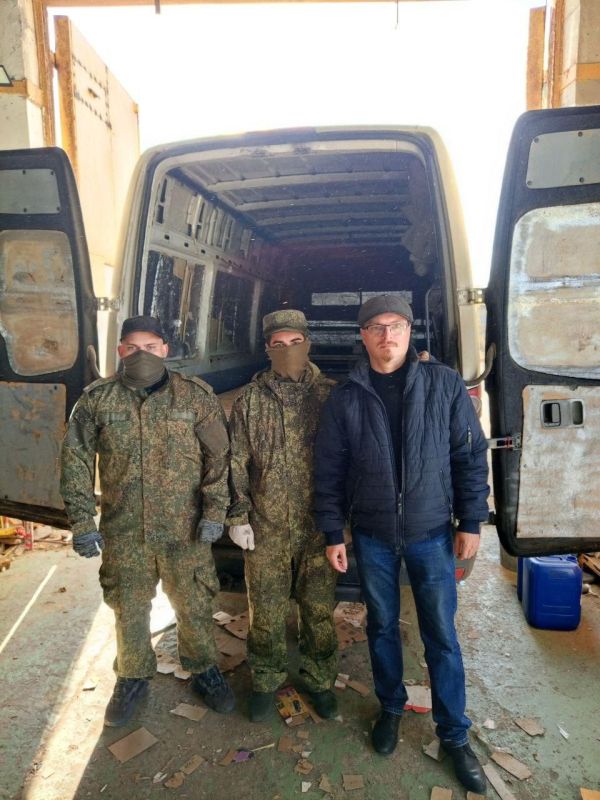 В Энергодаре депутаты и активисты «Единой России» передали военным строительные материалы для укрепления позиций