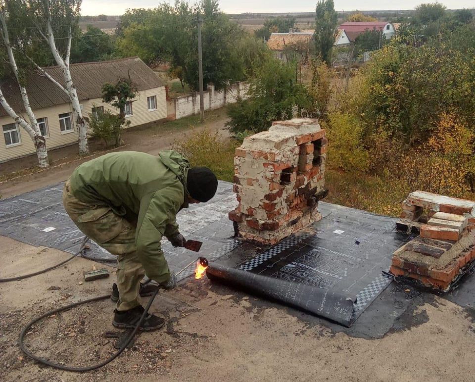 Бригада из Ингушетии отремонтировала кровлю многоквартирного дома в Молочанске