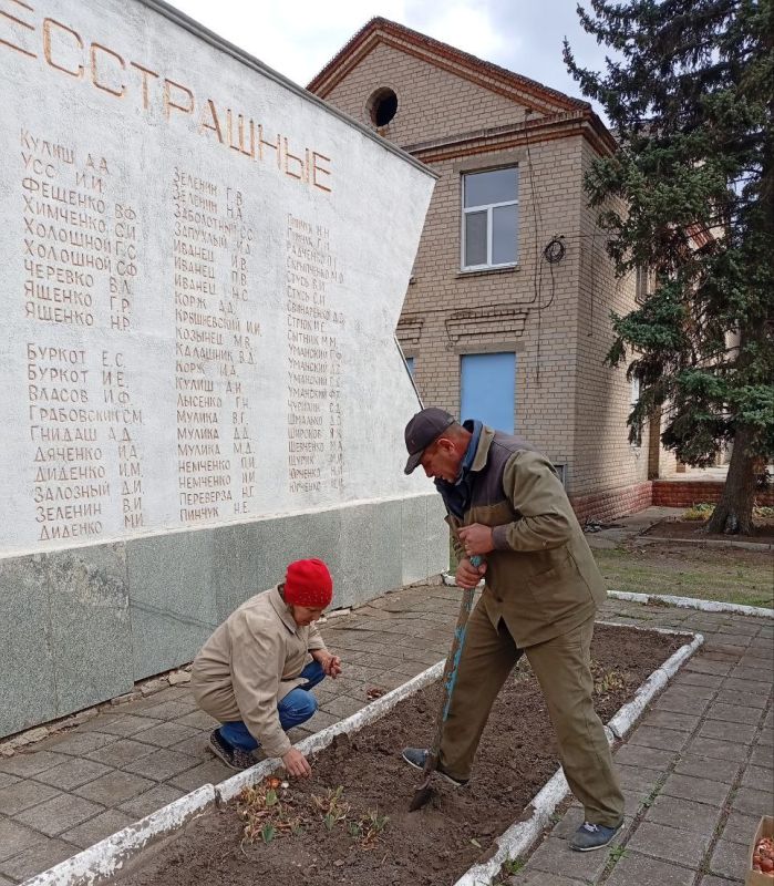 Сотрудники территориального отдела Жовтневой группы сёл и неравнодушные жители постоянно поддерживают чистоту на общественных территориях сельских поселений